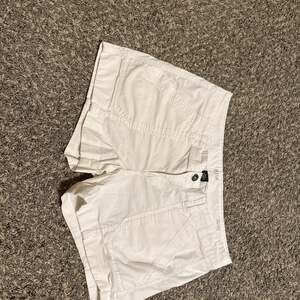 a.n.a A New Approach Women's White Cargo Utility Shorts Size 30/10